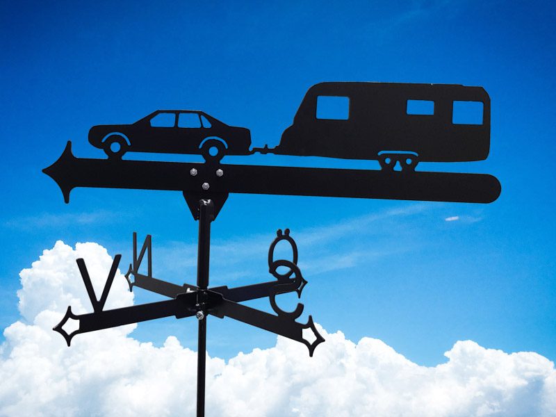 Vindflöjel Bil med Husvagn med himmelsblå bakgrund.