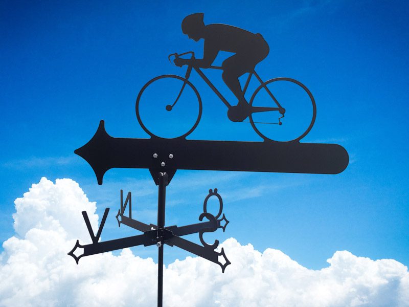Vindflöjel Cykel med himmelsblå bakgrund.